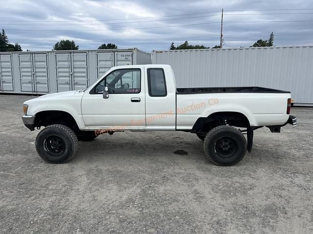 Image of Toyota Tacoma equipment image 2