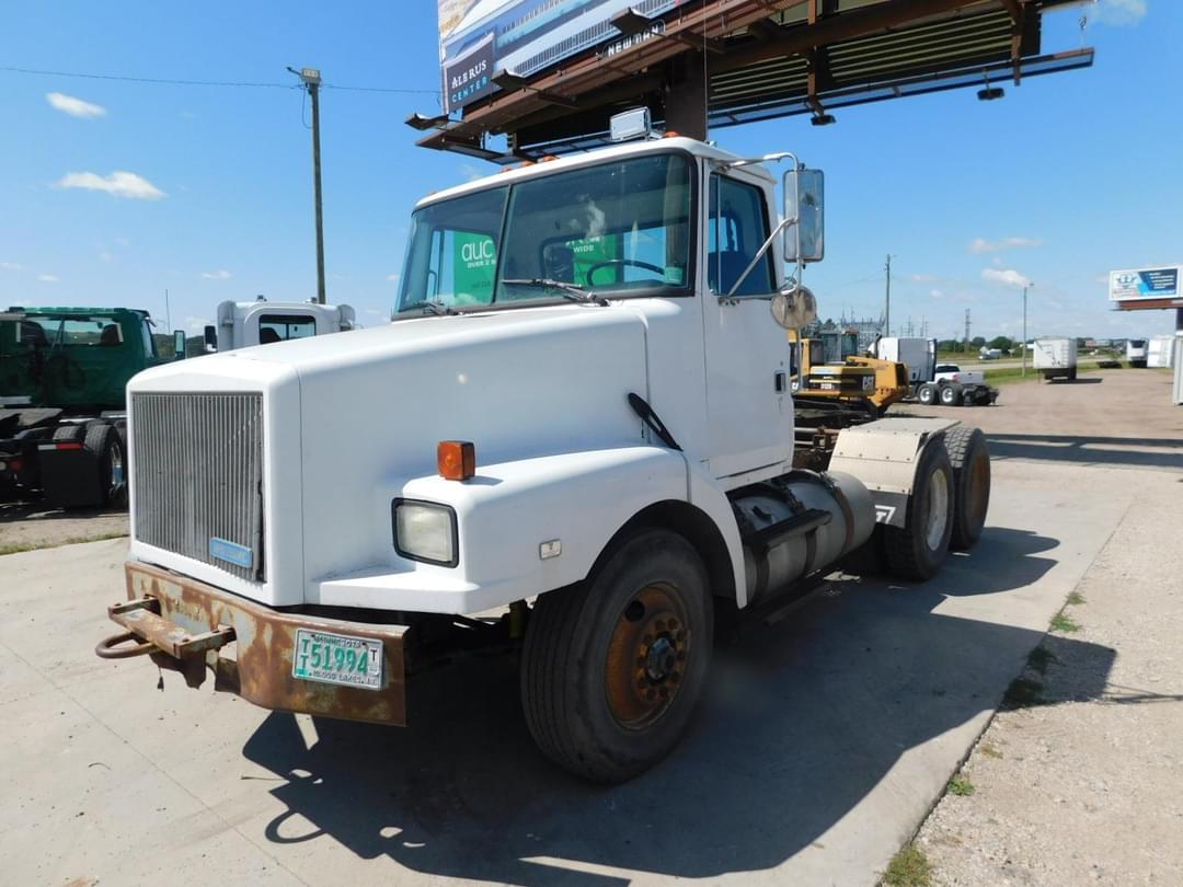 Image of White GMC WG64 Primary image