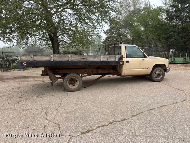 Image of Chevrolet 3500 Express equipment image 3