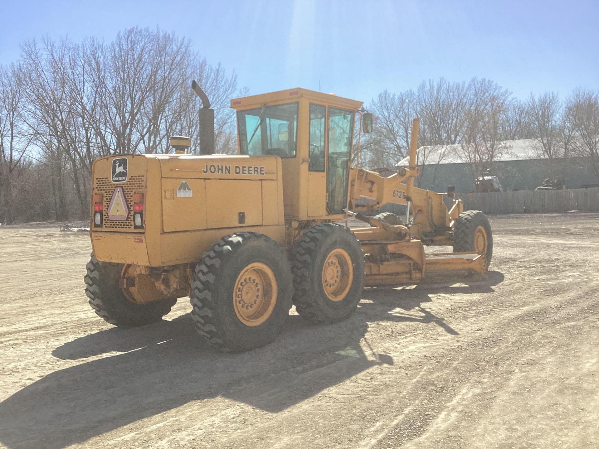 Main image John Deere 672B 5