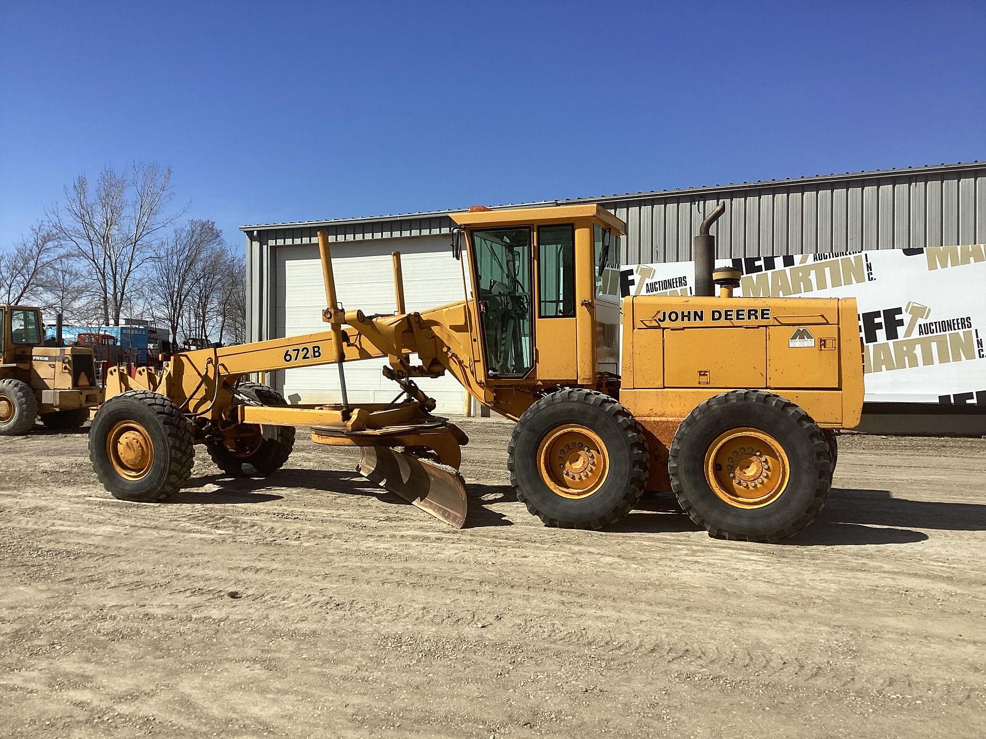 Main image John Deere 672B 8