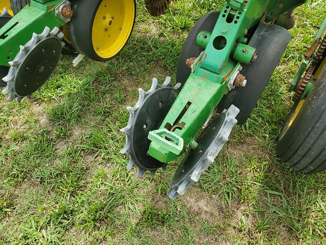 Image of John Deere 7200 equipment image 2