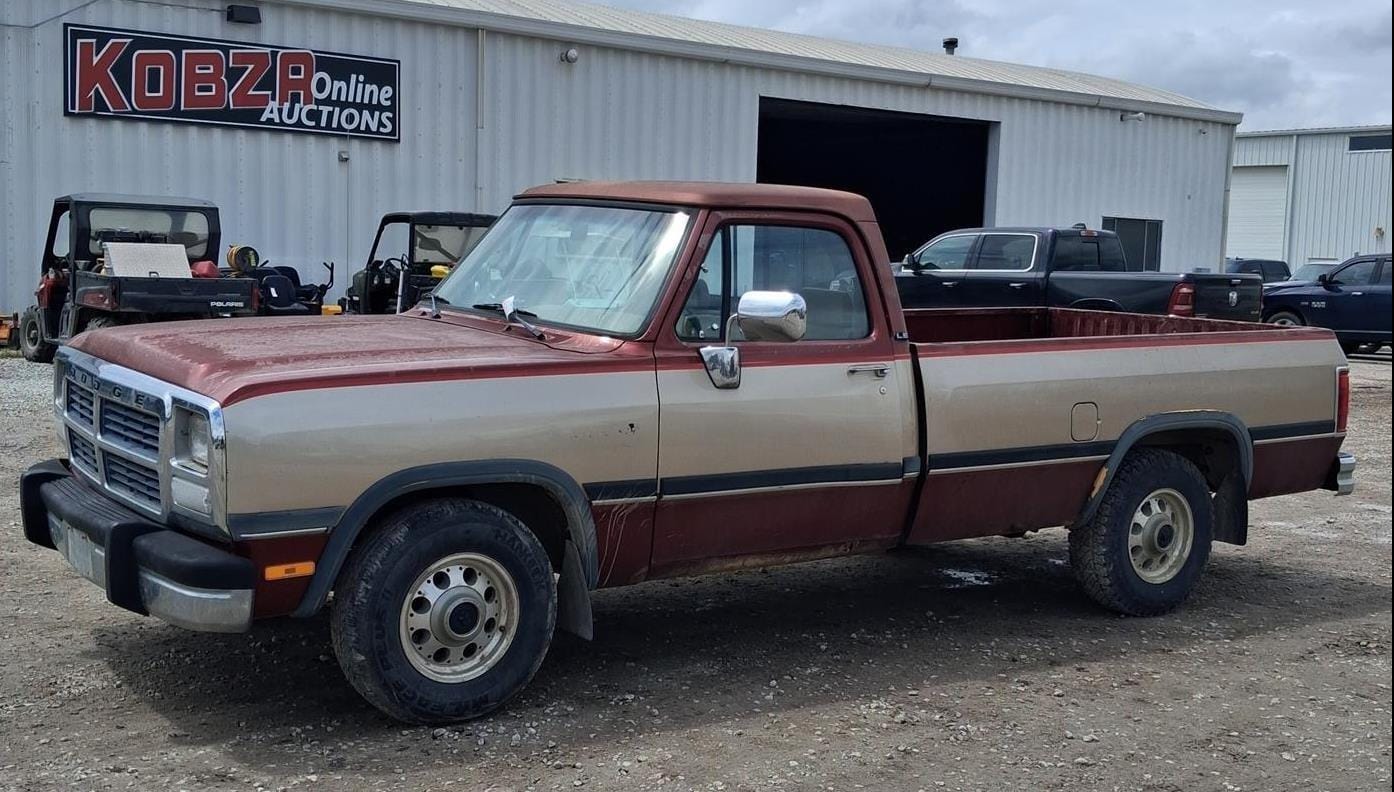 1992 Dodge Ram 150 Equipment Image0