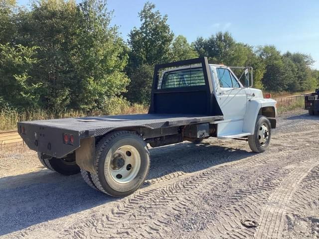 Image of Ford F-700 equipment image 4