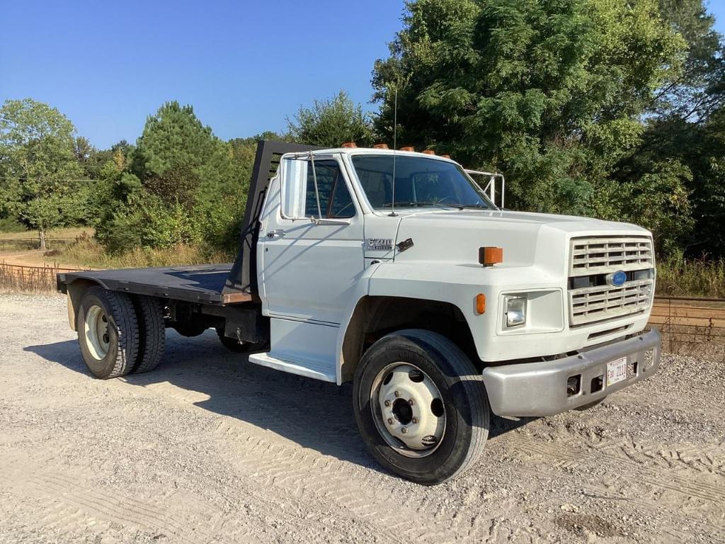 Image of Ford F-700 Primary image