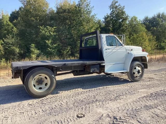 Image of Ford F-700 equipment image 3