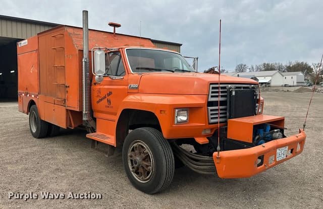 Image of Ford 8000 equipment image 2