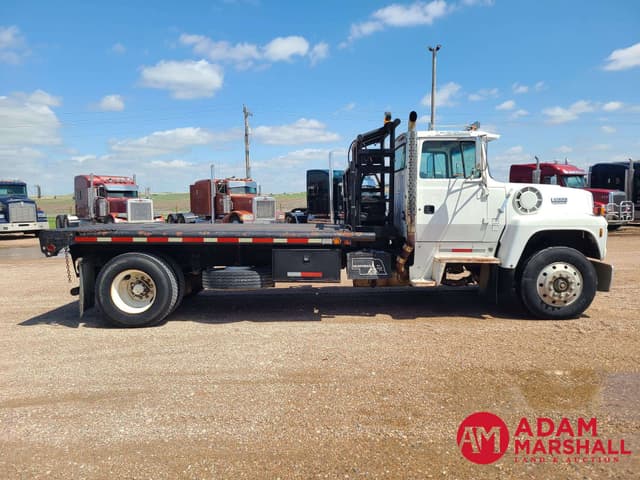 Image of Ford L8000 equipment image 2