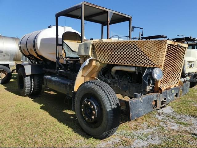 Image of Ford 700 equipment image 1
