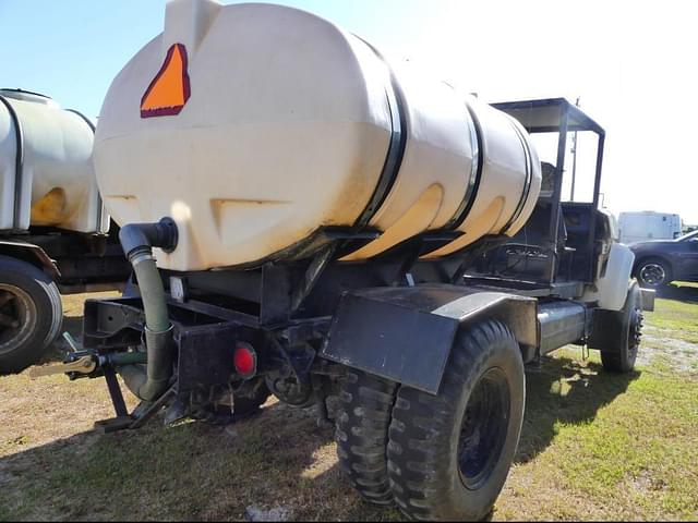 Image of Ford 700 equipment image 2