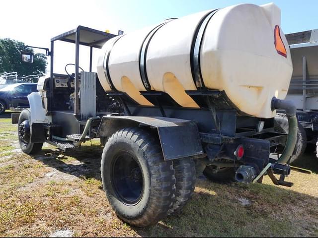Image of Ford 700 equipment image 3