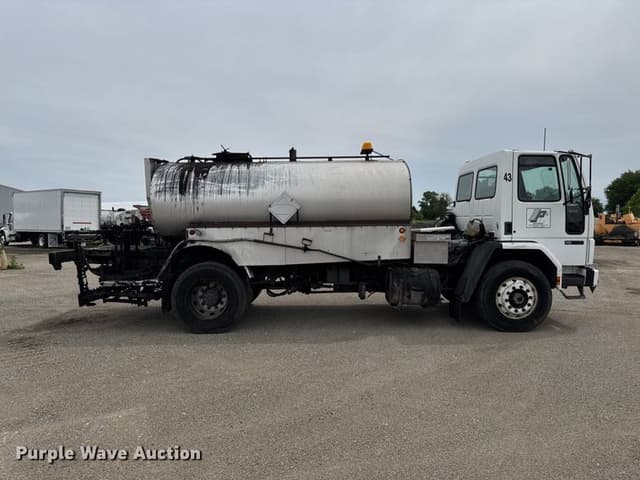 Image of Ford CF8000 equipment image 3