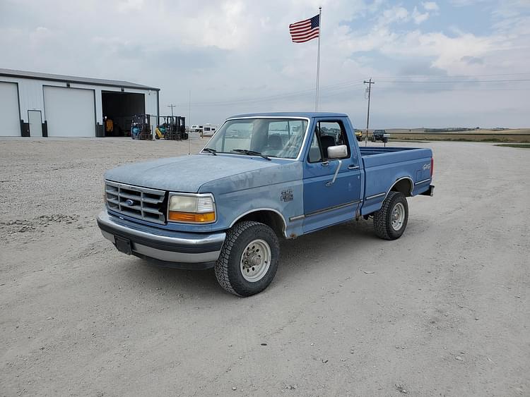 1992 Ford F-150 Equipment Image0