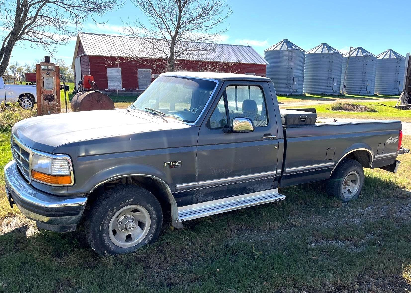 1992 Ford F-150 Equipment Image0