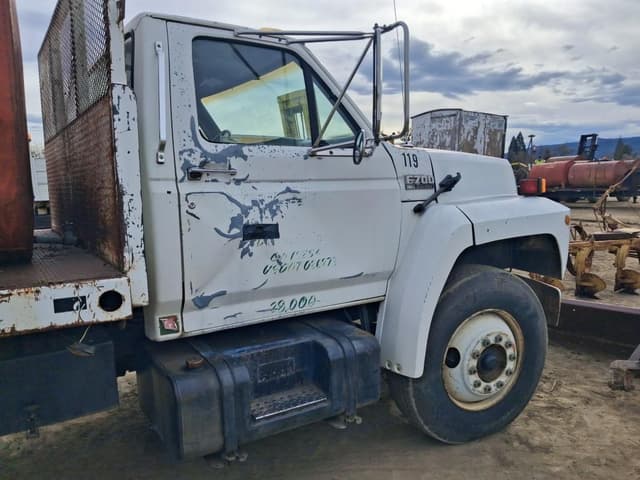 Image of Ford F-700 equipment image 3