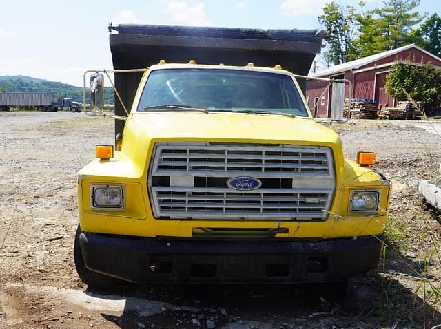 Image of Ford F700 equipment image 3