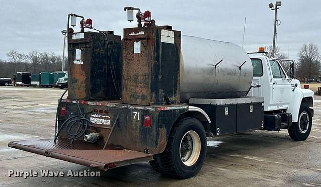 Image of Ford F-700 equipment image 4