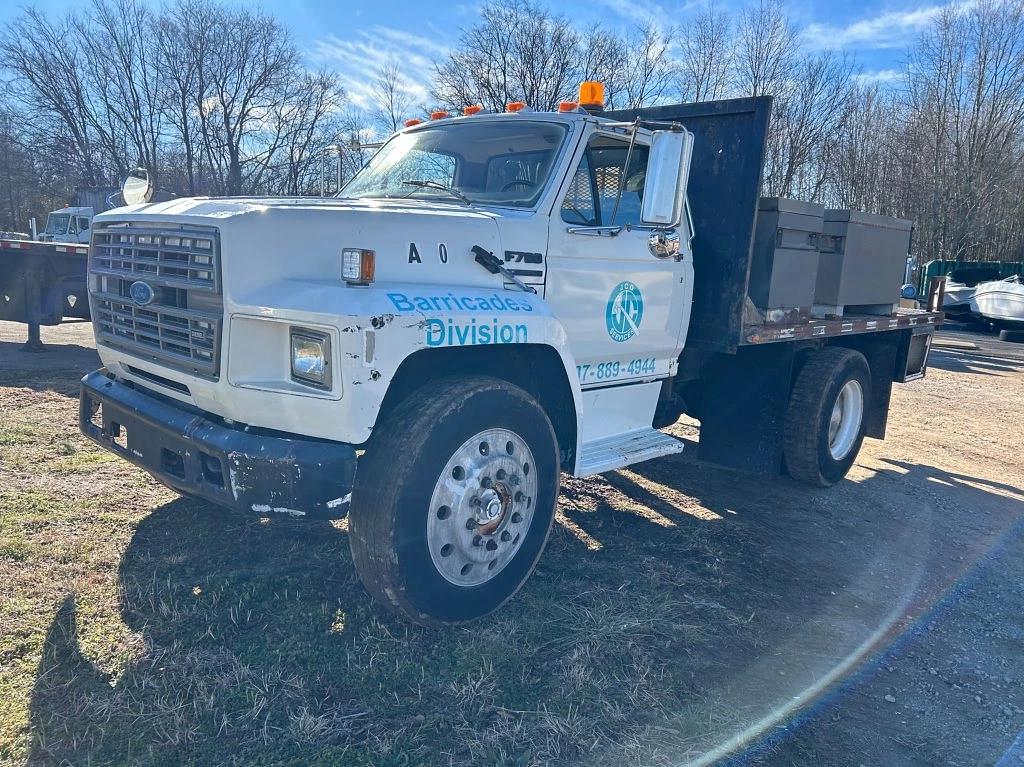 Image of Ford F-700 Primary image