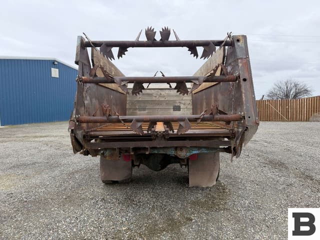 Image of Ford F-700 equipment image 3