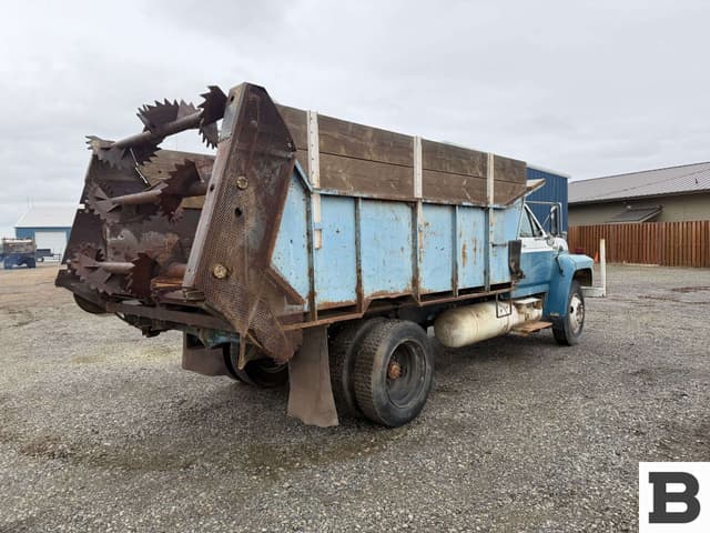 Image of Ford F-700 equipment image 4