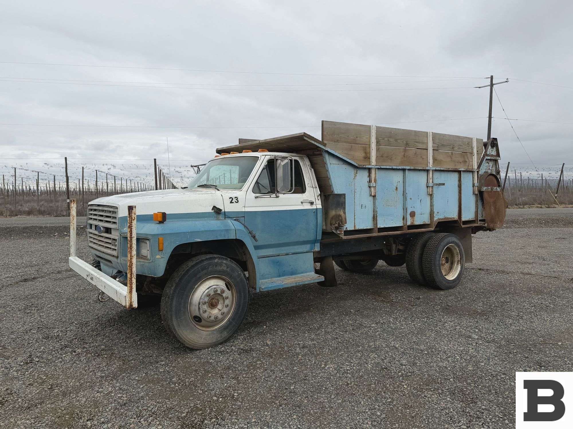 1992 Ford F-700 Equipment Image0