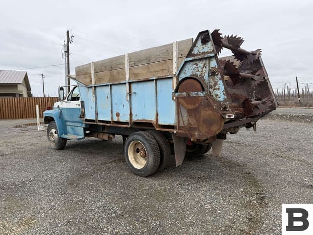 Image of Ford F-700 equipment image 2