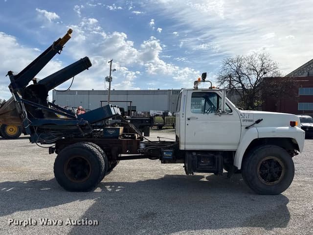 Image of Ford F-700 equipment image 3