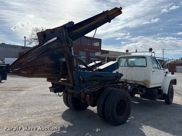 Image of Ford F-700 equipment image 4