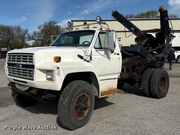 1992 Ford F-700 Equipment Image0