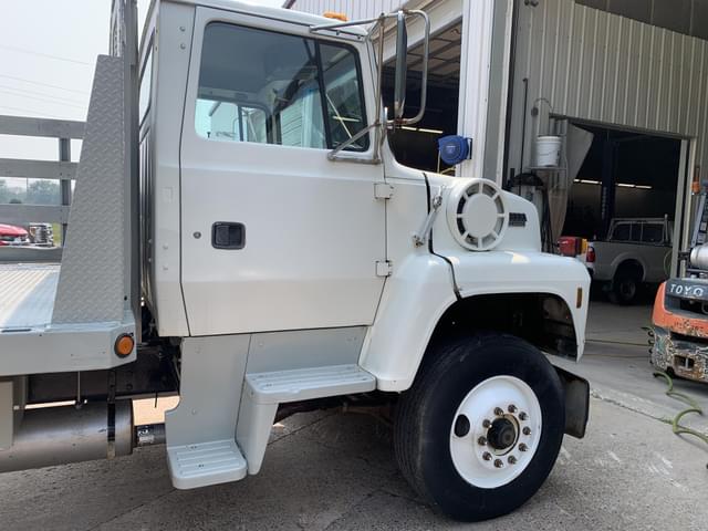 Image of Ford L8000 equipment image 4