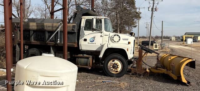 Image of Ford L8000 equipment image 3