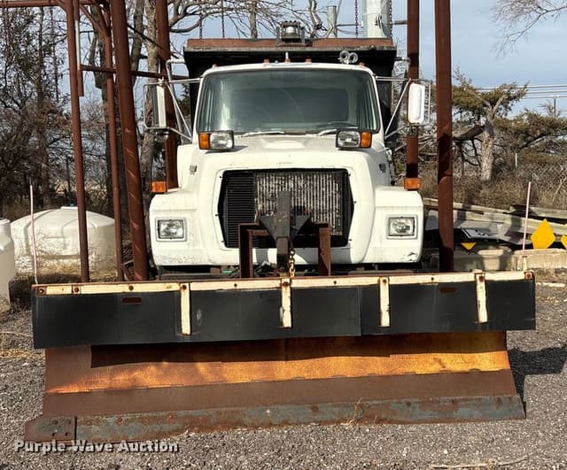 Image of Ford L8000 equipment image 1