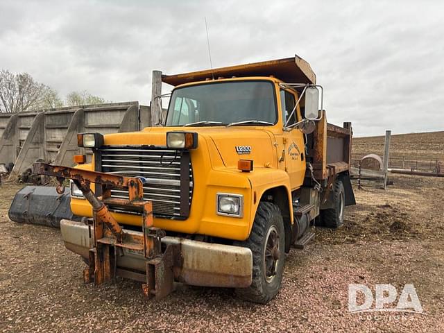 Image of Ford L8000 equipment image 2