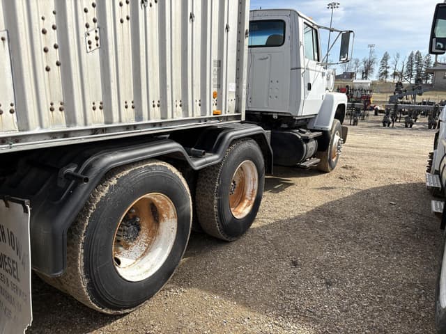 Image of Ford L8000 equipment image 2