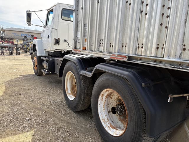 Image of Ford L8000 equipment image 3