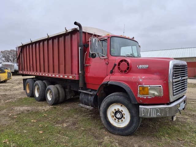 Image of Ford L8000 equipment image 4