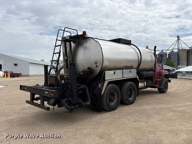 Image of Ford L8000 equipment image 4