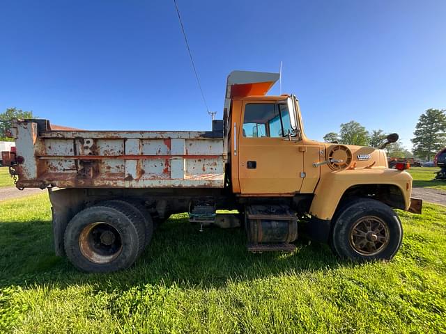 Image of Ford L8000 equipment image 3