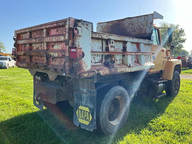 Image of Ford L8000 equipment image 4