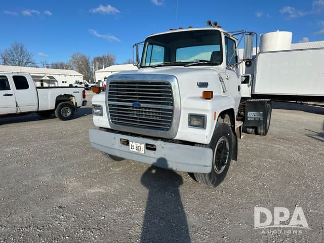 Image of Ford F-8000 equipment image 1