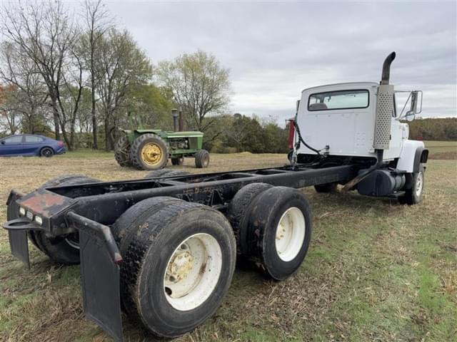 Image of Ford L9000 equipment image 4
