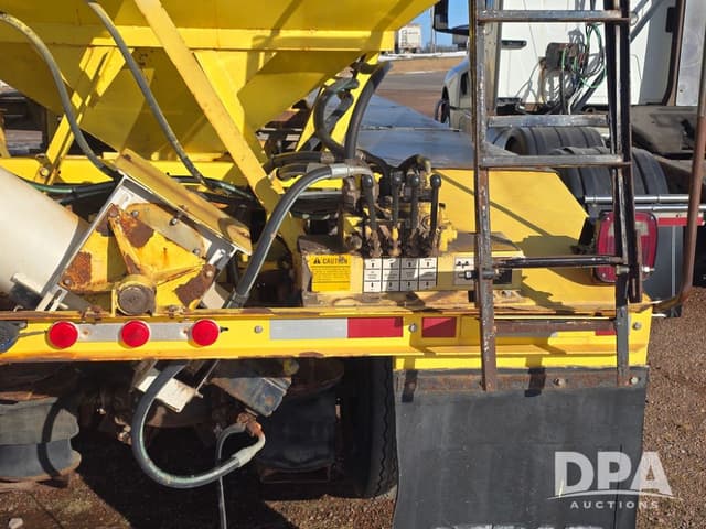 Image of Ford L9000 equipment image 4