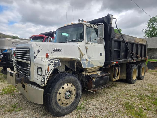 Image of Ford LT8000 equipment image 2