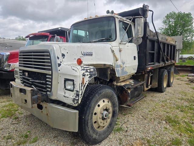 Image of Ford LT8000 equipment image 1
