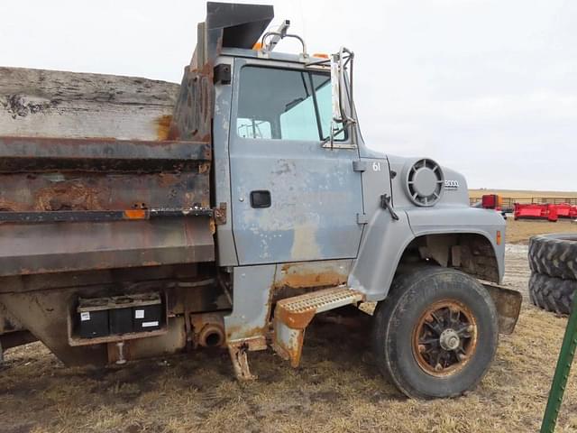 Image of Ford L8000 equipment image 2