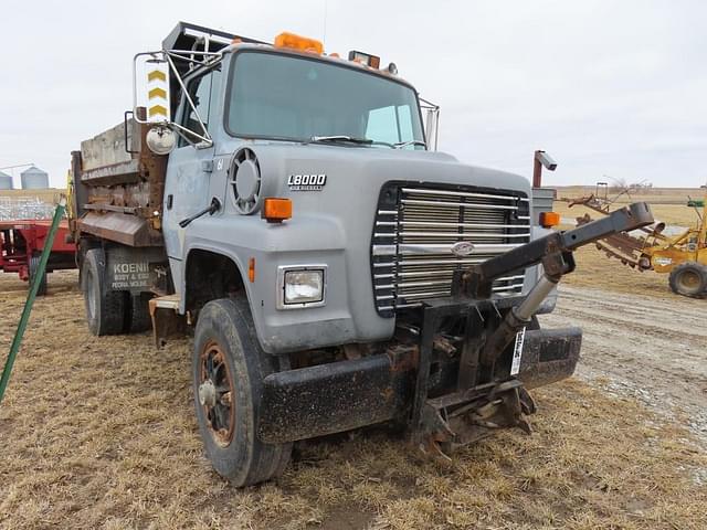 Image of Ford L8000 equipment image 1