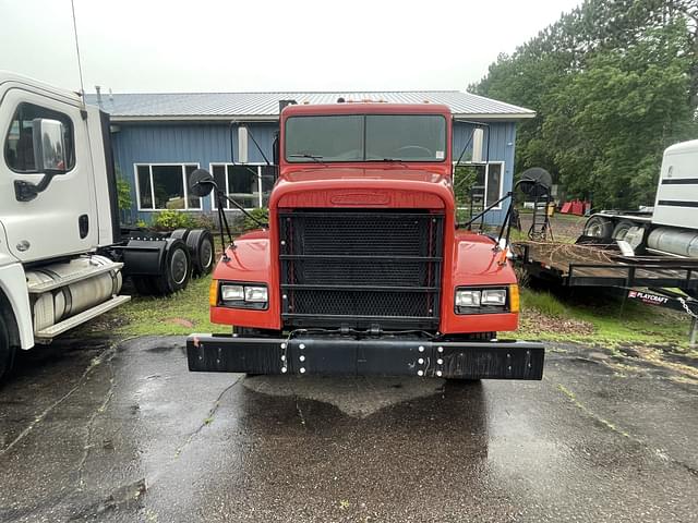 Image of Freightliner M915A2 equipment image 4
