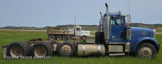 Image of Freightliner FLD120 equipment image 3