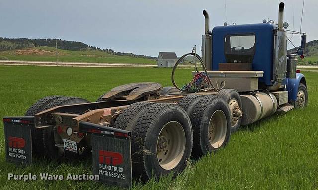 Image of Freightliner FLD120 equipment image 4