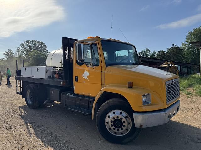 Image of Freightliner FL70 equipment image 3